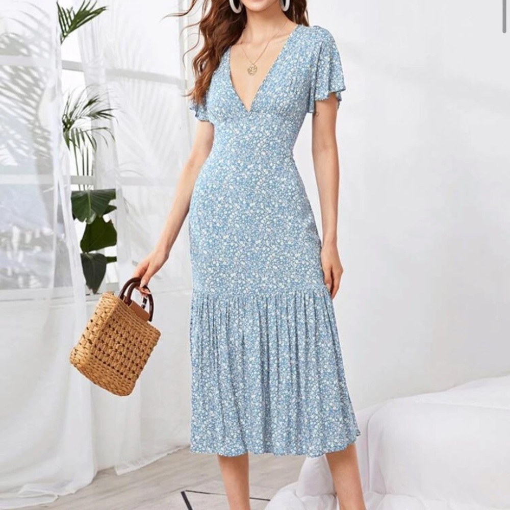 Butterfly sleeve baby blue dress. So so cute . 🌸